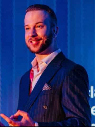 Edi Jusic, co-founder and sales coach at Ascend Sales, presenting on stage